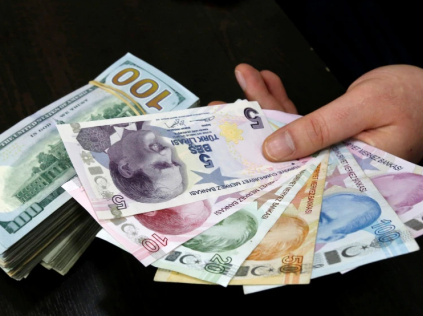 Mjekët turq në grevë për paga dhe kushte më të mira