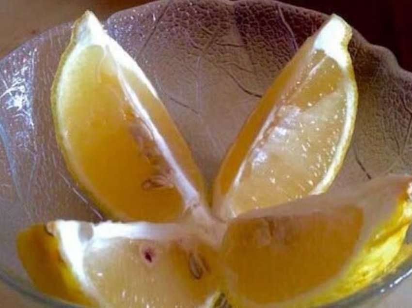 Nëse flini me një limon të prerë në komodinë, do të zgjoheni me 6 probleme shëndetësore më pak