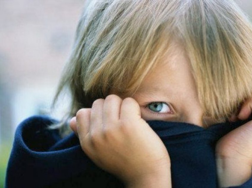 Fëmijë i turpshëm: Mënyra më e mirë për të luftuar ndrojtjen