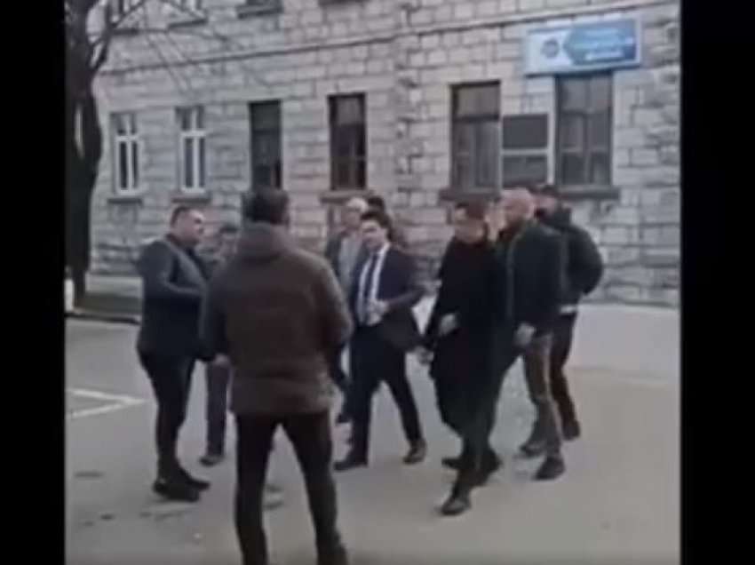 Abazoviqit i pritet rruga nga protestuesit – publikohet videoja e reagimit të tij 