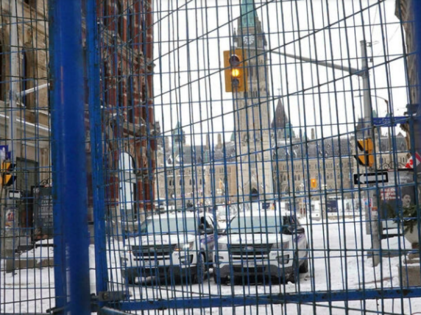 Policia rimerr kryeqytetin e Kanadasë pas përfundimit të rrethimit të kamionistëve