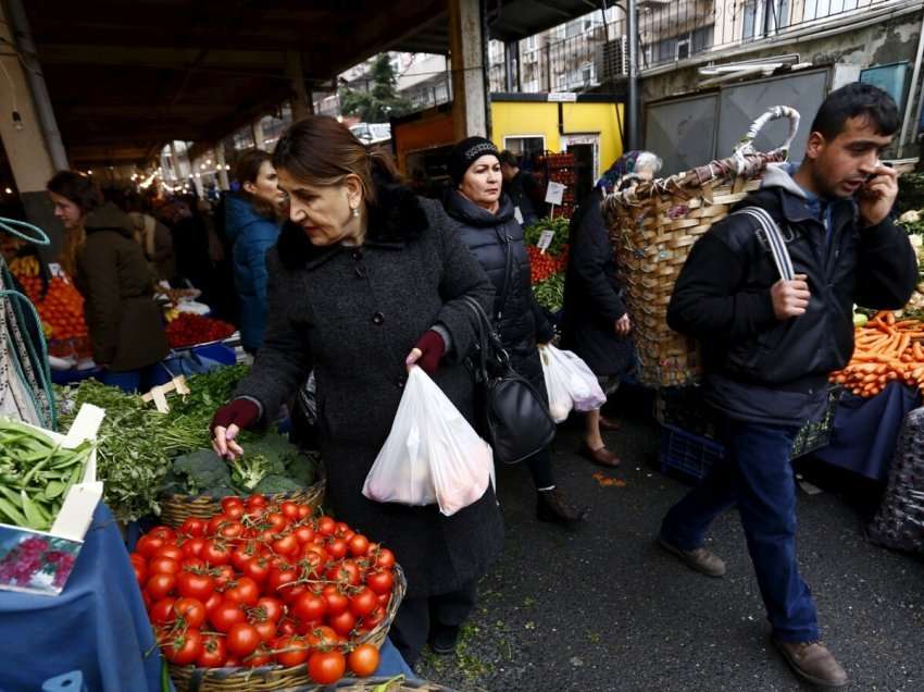 Familjet turke në vështirësi mes rritjes së çmimeve të produkteve bazë