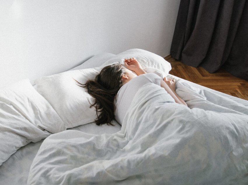 Nga gjumi i tepërt te gërhitja: Mitet e gjumit që nuk qëndrojnë