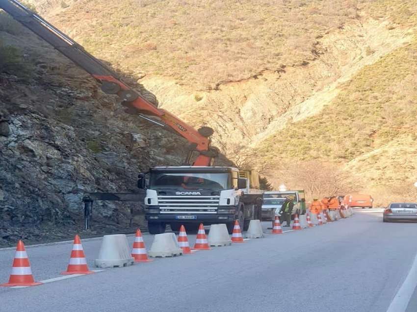 Rreziku nga rrëshqitja e dherave/ Në aksin Elbasan-Librazhd po vendosen barriera në anë të shpatit