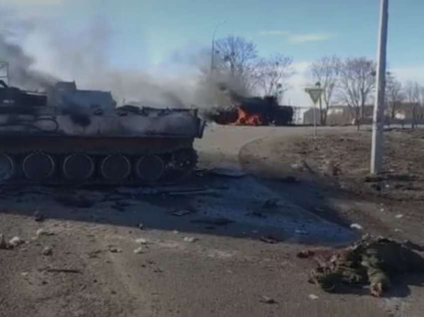 Publikohen pamje të rënda: Tanket ruse në flakë dhe ushtarët e vrarë