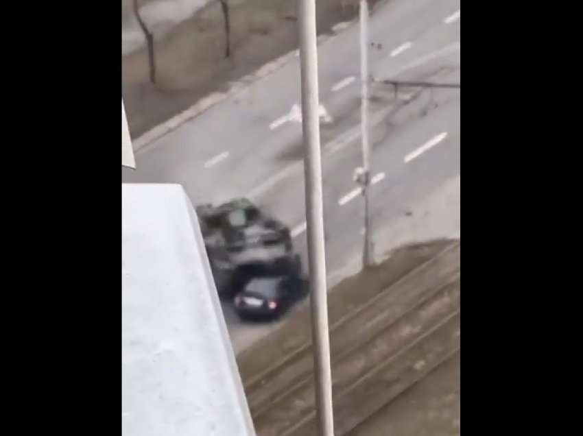 Pamje tmerruese kur tanku rus e shtyp veturën në lëvizje në Ukrainë