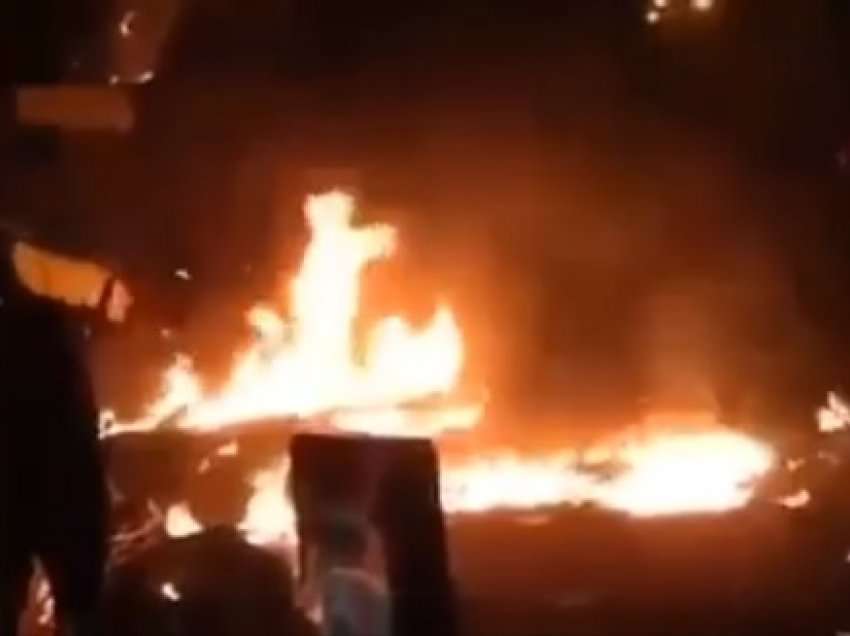 Luftë frontale në Kiev – shikojeni përballjen e civilëve me tankun rus në Kiev