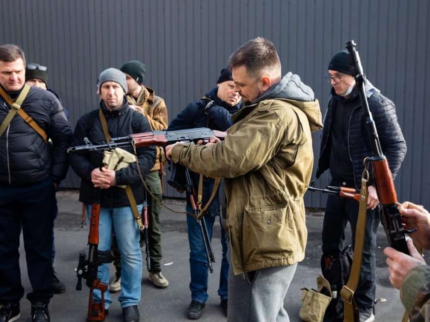 Çekia ndihmon Ukrainën me armatim