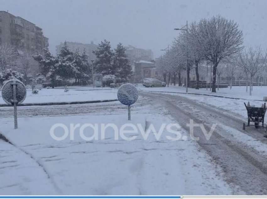 Ulja e temperaturave rikthen borën në Korçë, probleme me energjinë në disa fshatra