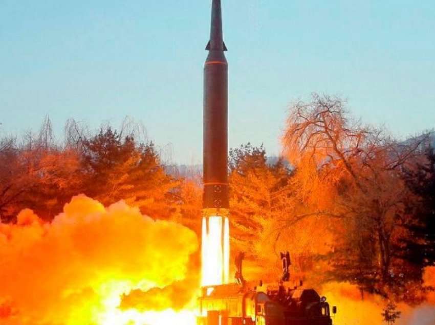 Koreja Veriore rifillon testet e raketave balistike