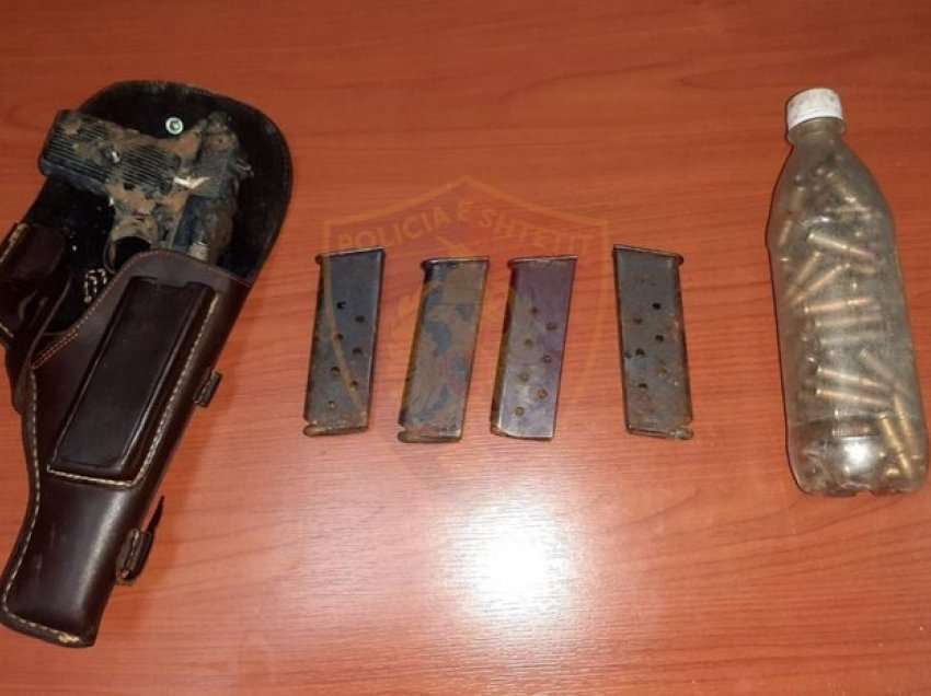Pistoletë dhe fishekë në banesë, arrestohet 52-vjeçari në Kamzë
