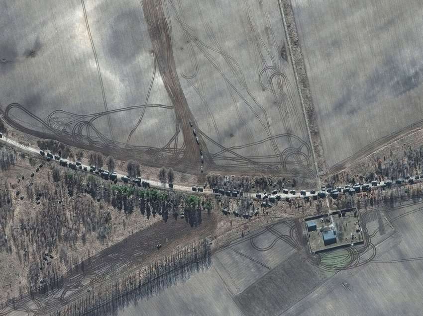 Dalin imazhet satelitore: Karvani ushtarak rus ka avancuar nga Ivankiv në periferi të Kievit