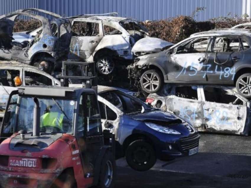 Natën e Vitit të Ri u dogjën 874 vetura në Francë