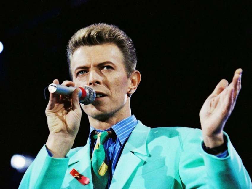 Katalogu i rokerit David Bowie blihet nga Warner Music