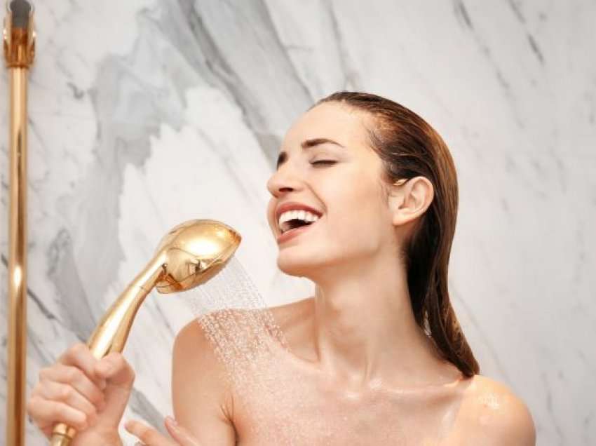 Të kënduarit në dush është zakon jashtëzakonisht i shëndetshëm: Bëjeni më shpesh!