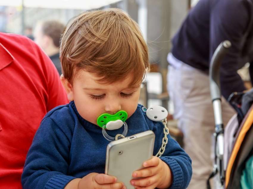 Përdorimi i tepërt i telefonave ndryshon strukturën e trurit të fëmijëve