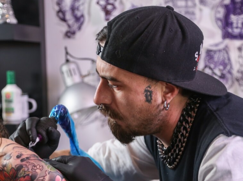 Artistët e tatuazheve ankohen për ndalesën e re të BE-së