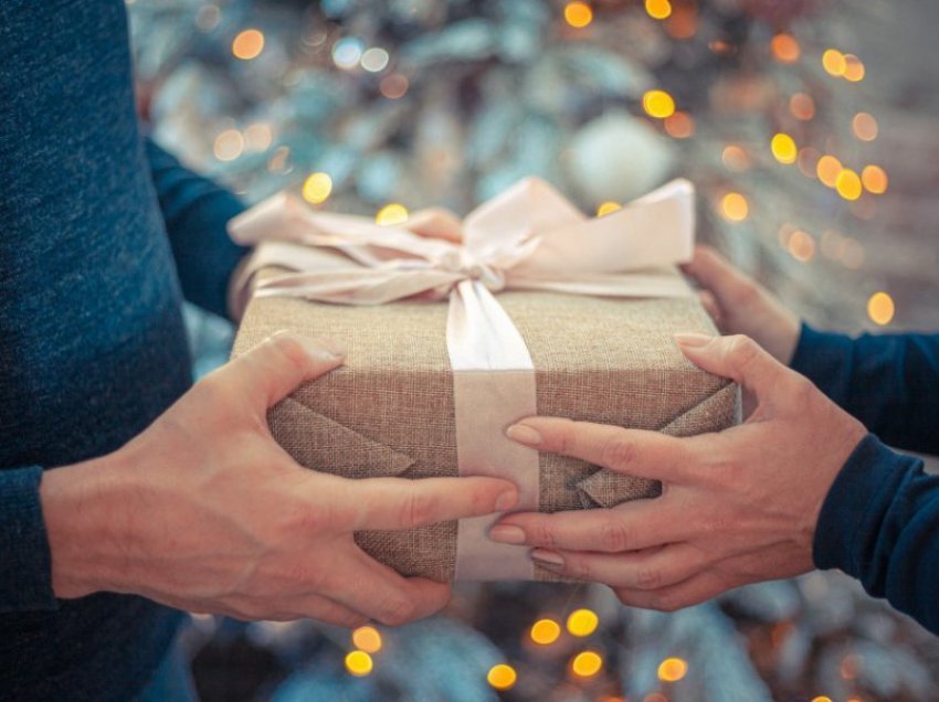 3 dhurata që nuk duhet t’ua jepni kurrë të tjerëve