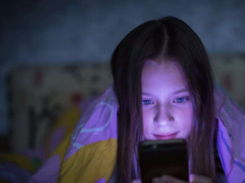 Studimi: Telefonat i ekspozojnë fëmijët ndaj fushave elektromagnetike, që i prishin gjumin