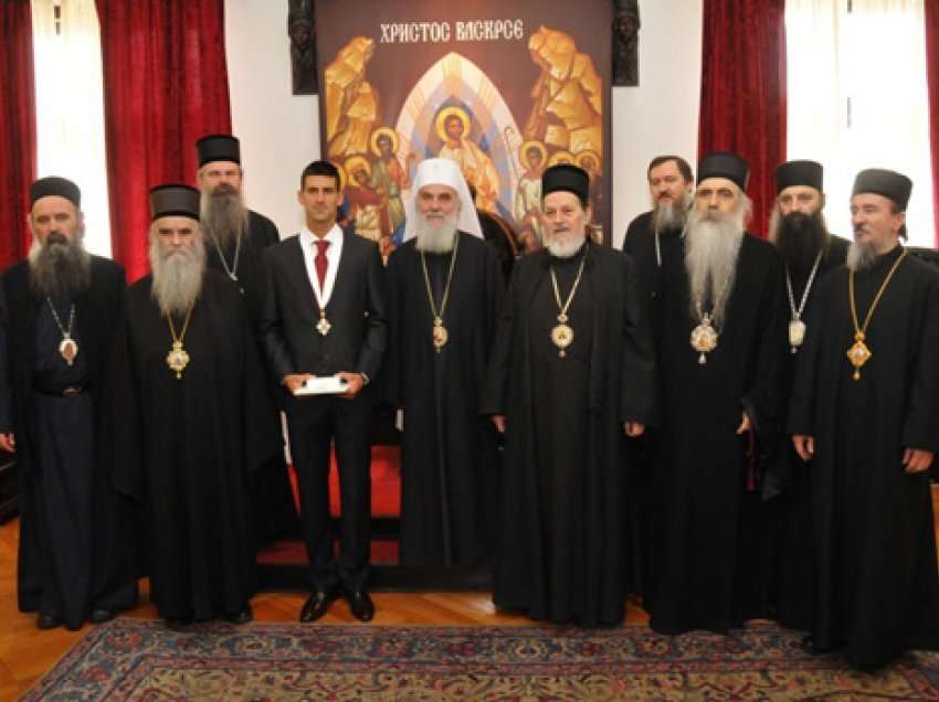 Covid-19 ia mbyti patriarkun, Kisha Serbe e mbështet Gjokoviqin e pavaksinuar