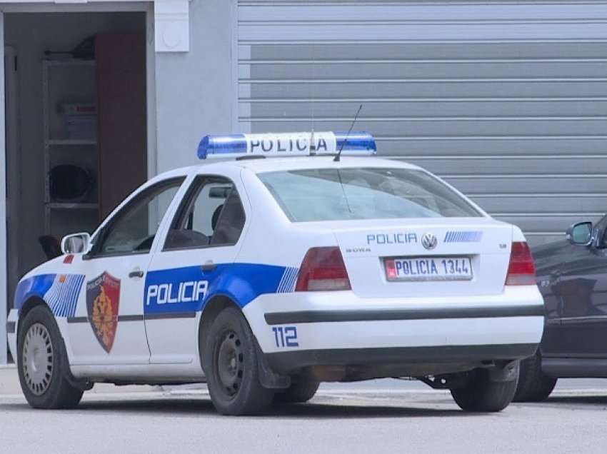 Përplasën me makinë dy të moshuar, policia arreston dy shoferët në Fier