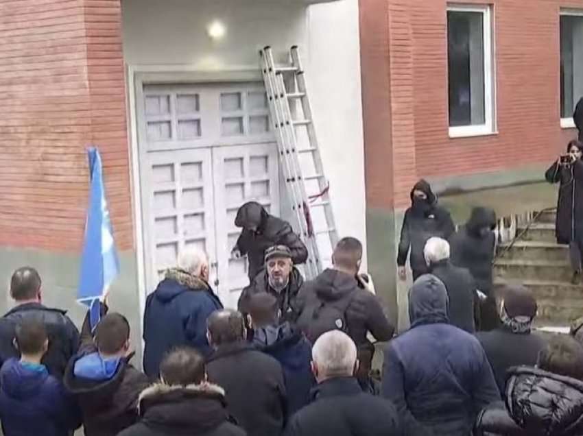 Dështuan për të hapur derën, militantët e Berishës tentojnë të hyjnë me shkallë në katin e dytë