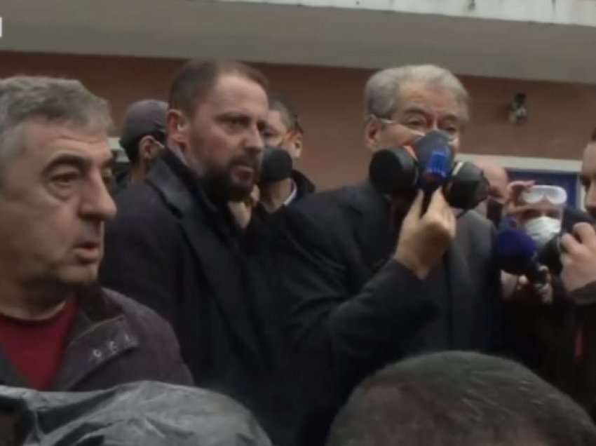 Policia shpërndan mbështetësit e tij, Berisha shfaqet me maskë kundër gaz, pastaj largohet nga selia e PD-së