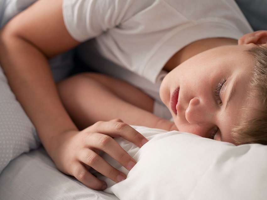 Gjumi e ndihmon fëmijën të jetë më i qetë e më i organizuar