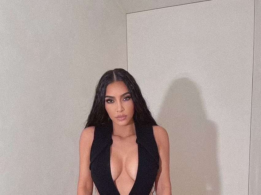 Kim Kardashian vishet me shumë stil