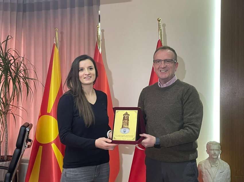 Kryetari i Gostivarit nderon shqiptaren: Tani e disa vite, Bellma Beba, po na përfaqëson në klubet evropiane