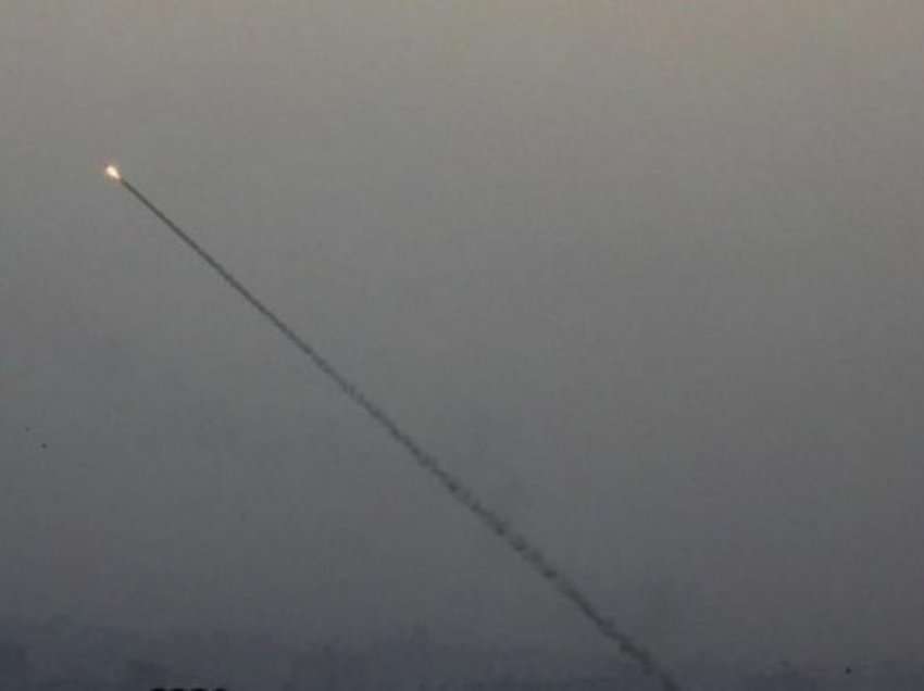 Koreja e Veriut lëshoi të paktën dy raketa të tjera