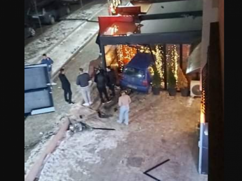 Aksident në Prishtinë – vetura futet brenda lokalit në lagjen Mati1