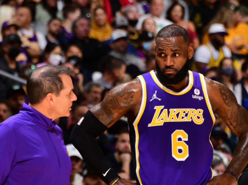 Vogel rrezikon shkarkimin nga pozita e trajnerit të Lakers