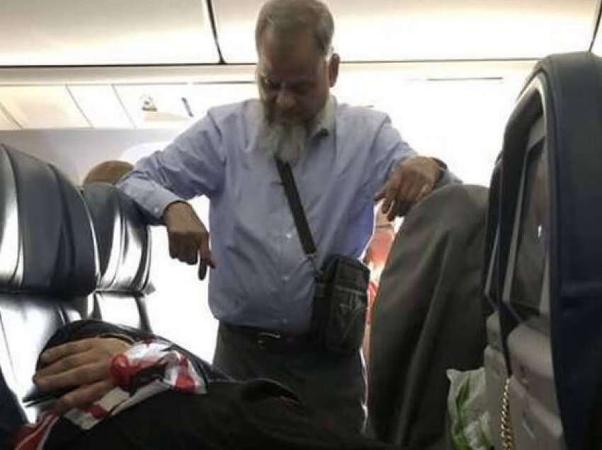Burri qëndroi 6 orë në këmbë gjatë fluturimit me avion që gruaja të flinte
