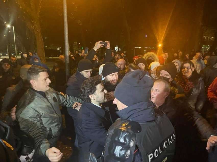 ‘Dil vogëlush, shqiptarët s’na komandojnë dot’/ Abazoviç reagon për herë të parë pasi u ofendua rëndë nga protestuesit