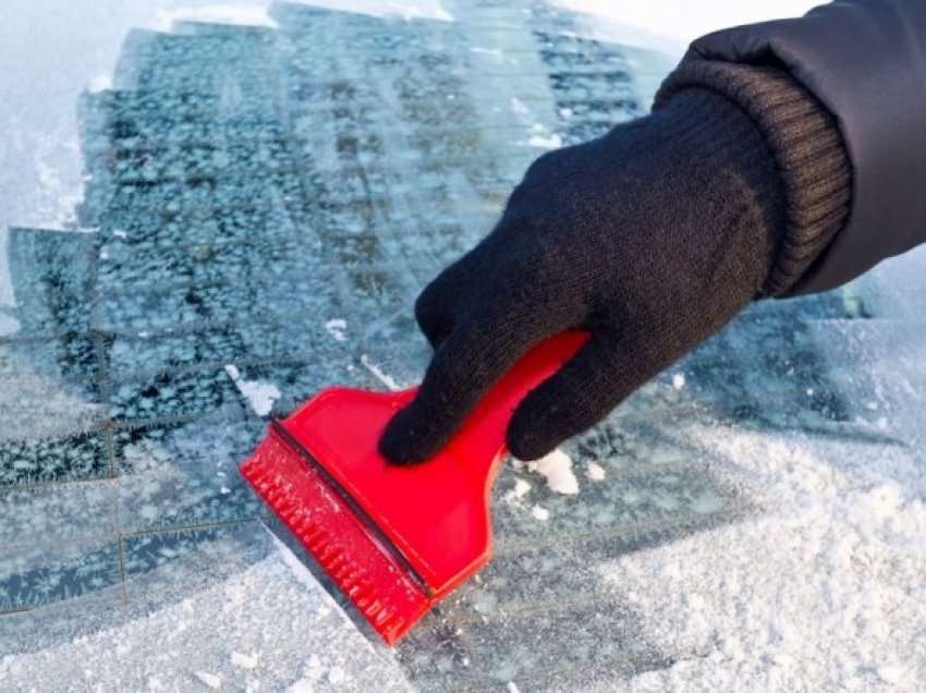 Metoda të shpejta për shkrirjen e akullit në xhamin e makinës suaj