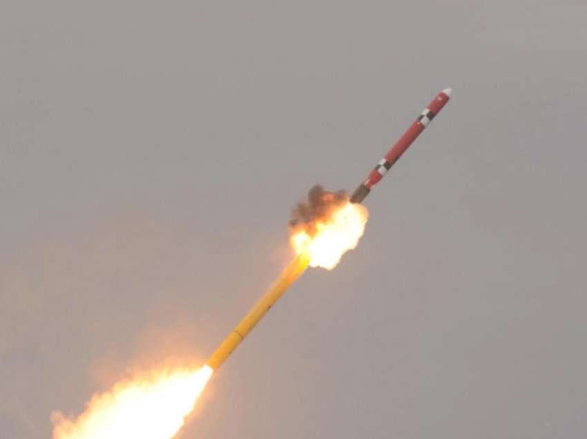 Koreja Veriore dyshohet se ka testuar dy raketa lundruese