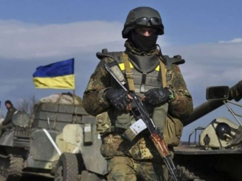 Ushtari ukrainas vret pesë persona, policia nis kërkimin e tij
