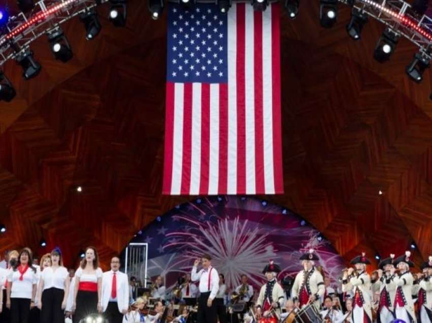 VOA: Amerikanët festojnë ditën e pavarësisë mes shpresës dhe shqetësimeve