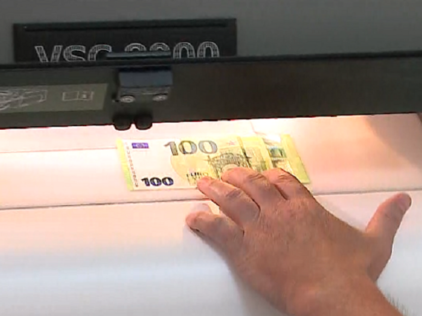 “Ka një trend të falsifikimit të kartëmonedhave”/ Ikonomi: Prerjet 50 e 100 euro, ja si i dallojmë
