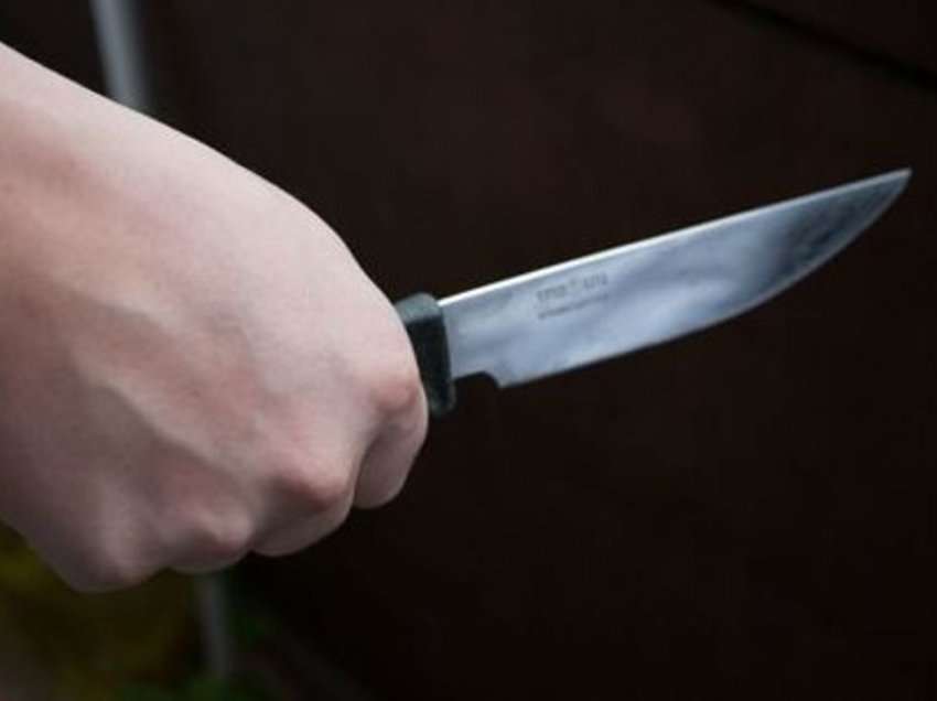 Theret me thikë një 17-vjeçar në Istog, dërgohet në QKUK