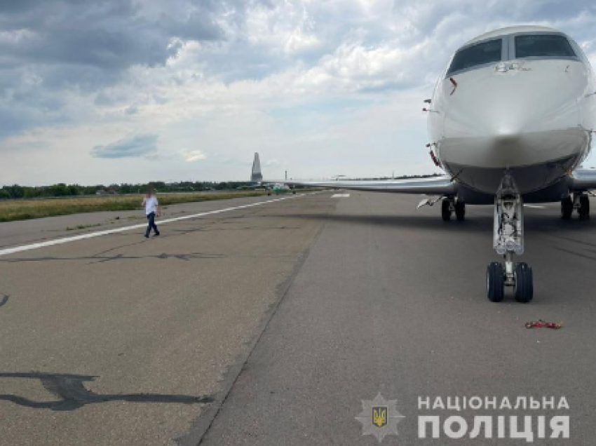 Helikopteri dhe avioni i aleatit të Putinit i dorëzohen policisë ukrainase