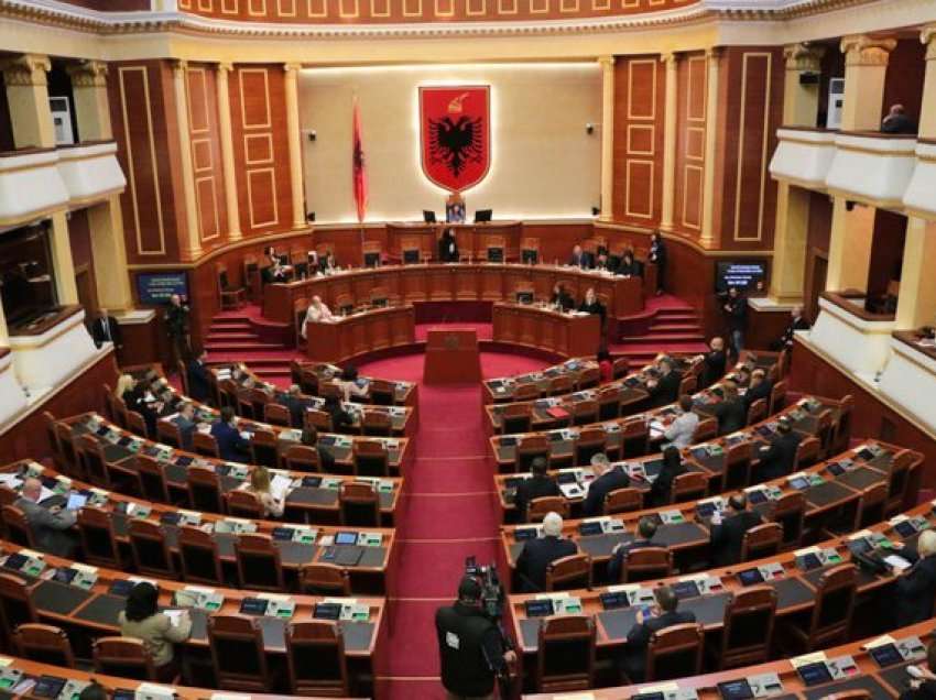 U kap ‘mat’ nga kamerat, kush është deputetja shqiptare, që që guxoi me fustanin e shkurtër në Kuvend