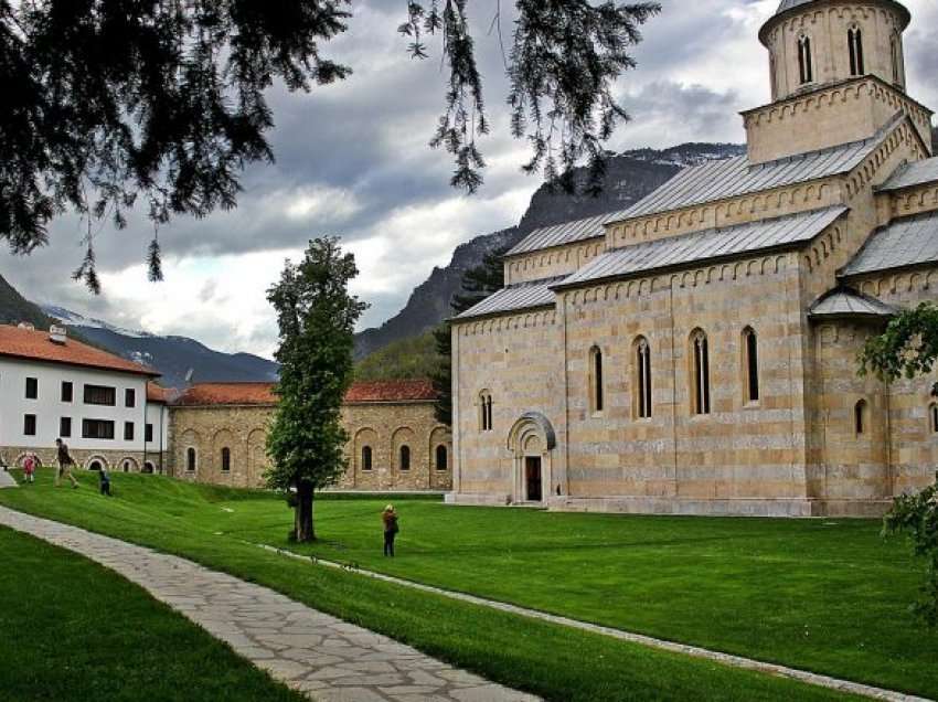 Përplasjet mes Qeverisë me Europa Nostren rreth Manastirit të Deçanit, reagojnë historianët