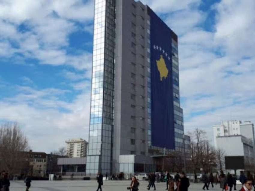 Një person therë veten me thikë para objektit të qeverisë në Prishtinë