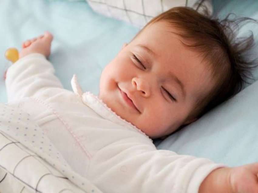 Përse të porsalindurit qeshin në gjumë? Zbulohet arsyeja