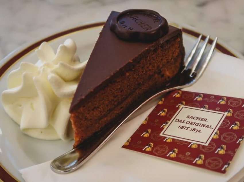 Torta “Sacher”: Balancë e përsosur e çokollatës dhe reçelit të kajsisë