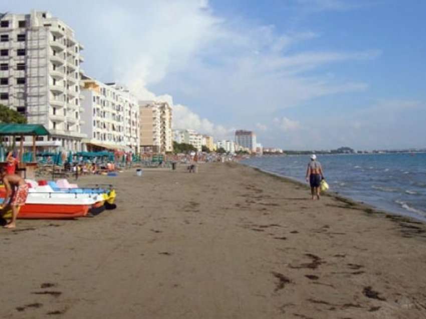 Mbytet një 35-vjeçare në plazhin e Durrësit, trupi i qëndroi për dy orë në ujë
