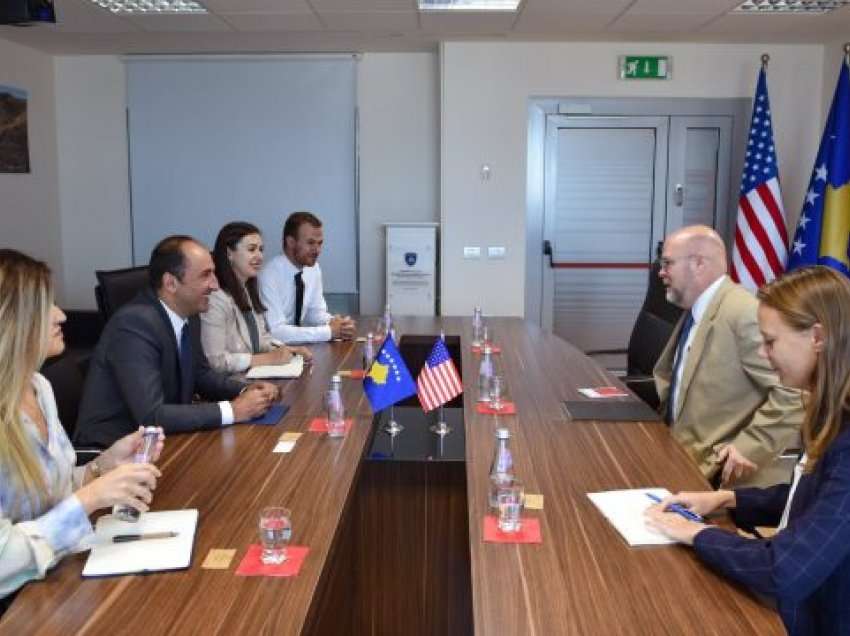 Ministri Liburn Aliu në takim me ambasadorin amerikan