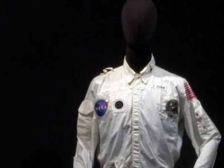 Xhaketa që astronauti e veshi gjatë udhëtimit në Hënë, shitet për 2.8 milionë dollarë
